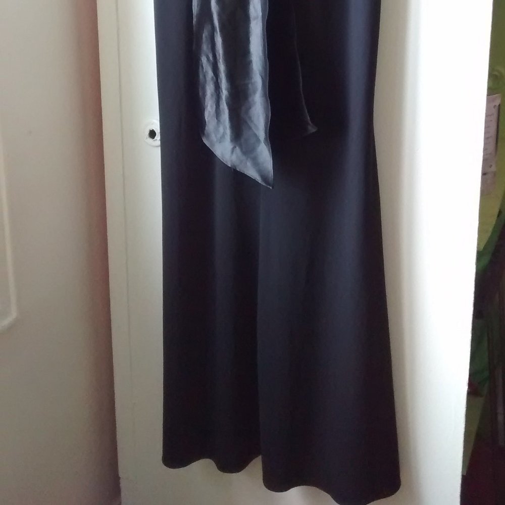 BLACK GOWN - Picture 5 of 8